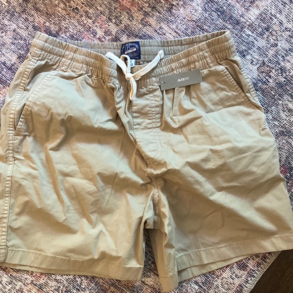 NWT J CREW 6" dock Khaki short medium - Picture 2 of 7